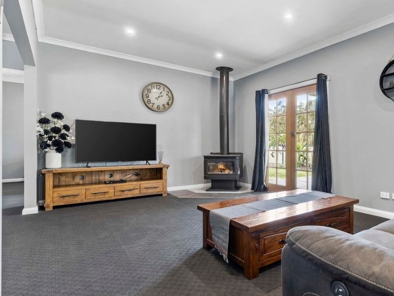 Classic Country Home Geelong 9